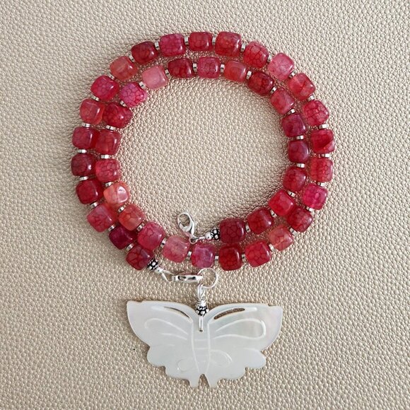 RED AGATE NECKLACE W/ MOTHER OF PEARL BUTTERFLY--18" - Picture 1 of 2